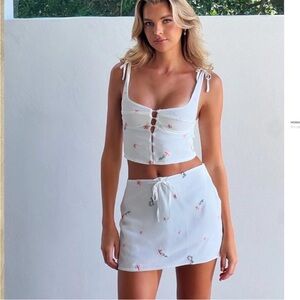 Tiger mist white top and skirt set. Selling it bc the top does not fit me